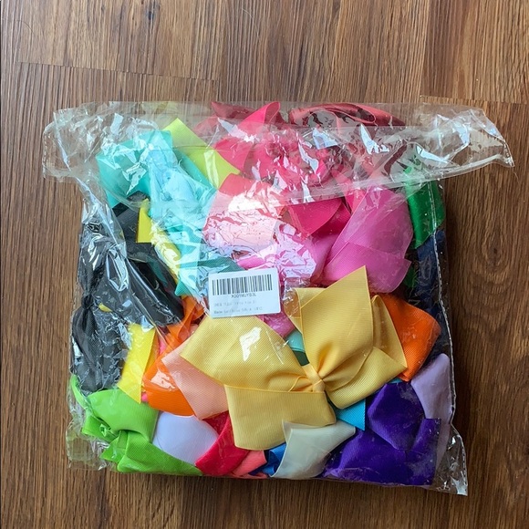 Accessories - (B2G1) NWT 30 Piece Hair Bows